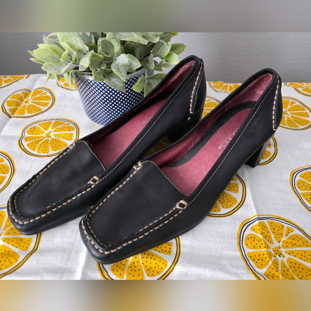 Aerosoles Black with Beige Stitching Heel - Size 7.5